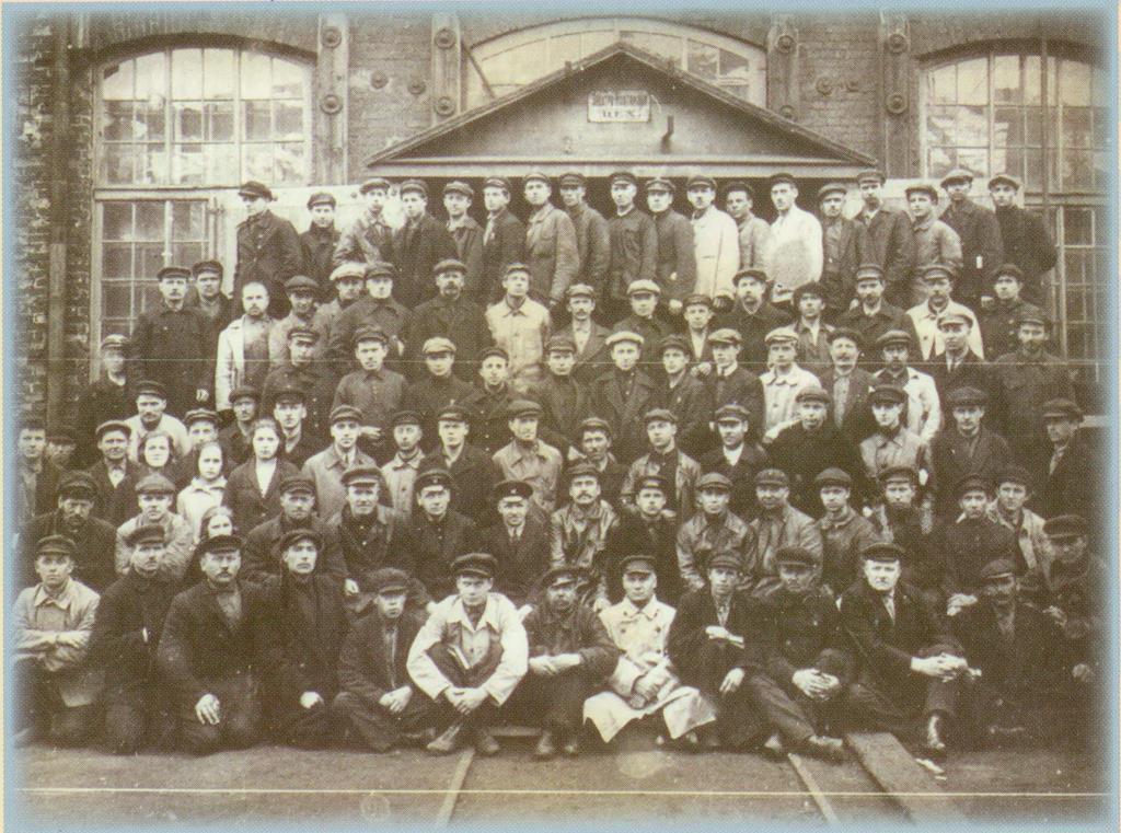 коллектив электромонтажного цеха Проектно-монтажной части Эльмаштреста (1923 год)